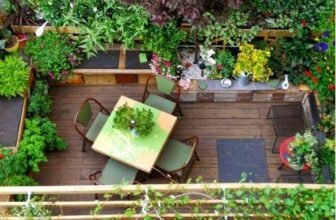 Vườn xanh mát được trang trí với nhiều loại cây và hoa